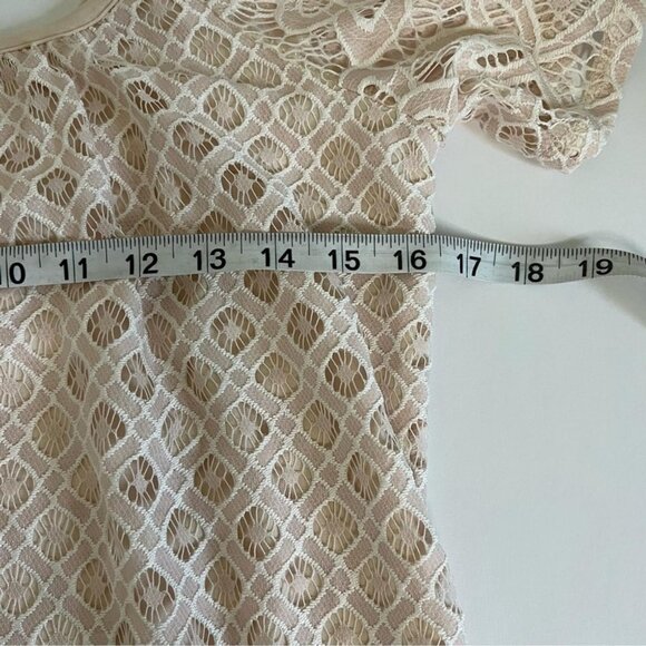 Battenberg lace overlay cold shoulder - Picture 8 of 11